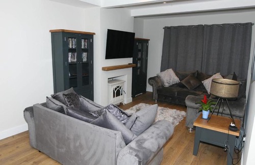 Cranleigh Apartment | Beautiful 4 bedroom house