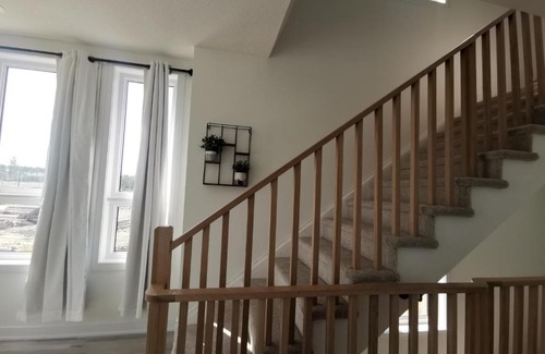 Barrie Apartment | Beautiful, 4brd-3bthTownhome 7mins to Lakeshore