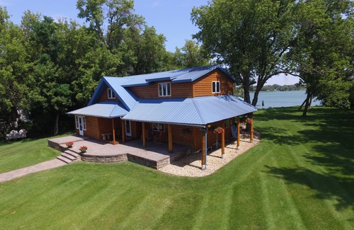 Alexandria House | Beautiful 5,000 square foot Home on quiet lake in Alexandria