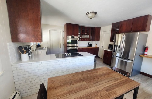 Gypsum House | Beautiful 5 bedroom home w/access to hot tub/pool 25 mins to Glenwood or Vail!