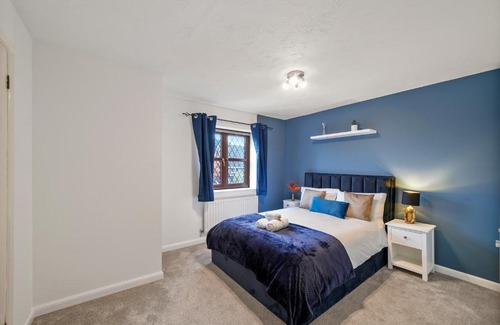 Hartwell House | Beautiful 5 bedroom house in Stone, Aylesbury, Free parking