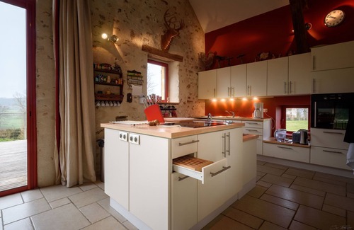 Cerilly House | Beautiful and large barn fitted out for the comfort of 12 people.