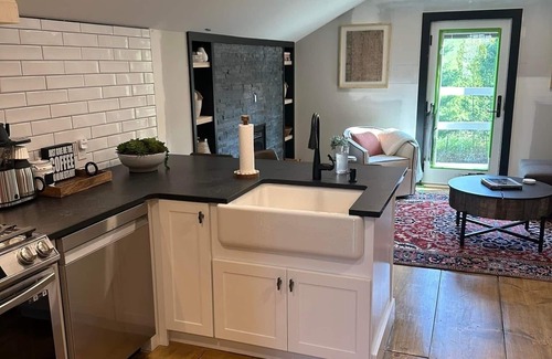 South Royalton Apartment | Beautiful and professionally decorated 1-bedroom garage apartment in Barnard!