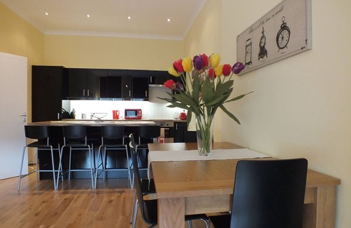 New Town Apartment | Beautiful and Spacious 3 Bedroom Apartment East End of Prince Street