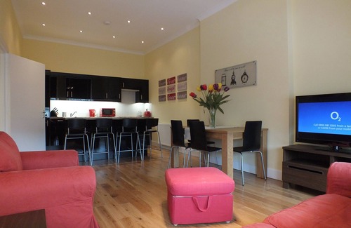 New Town Apartment | Beautiful and Spacious 3 Bedroom Apartment East End of Prince Street