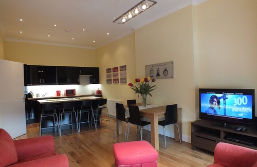 New Town Apartment | Beautiful and Spacious 3 Bedroom Apartment East End of Prince Street