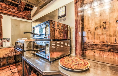 Pfarrwerfen House | Beautiful apartment in villa for 4 guests with WIFI, hot tub, TV, balcony, pets allowed and park.