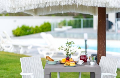 Citta Sant'Angelo Villa | Beautiful apartment in villa with A/C, pool, WIFI, TV, patio, pets allowed and panoramic view