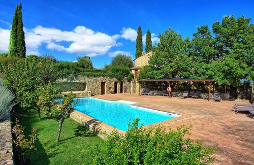 Montalcino Apartment | Beautiful apartment for 3 people with pool, A/C, TV, pets allowed and panoramic view