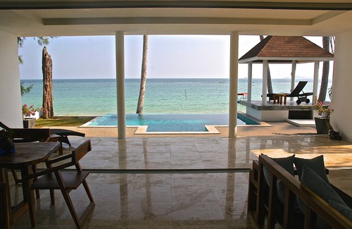 Thong Krut Villa | Beautiful Beachfront 3 BRM, private pool