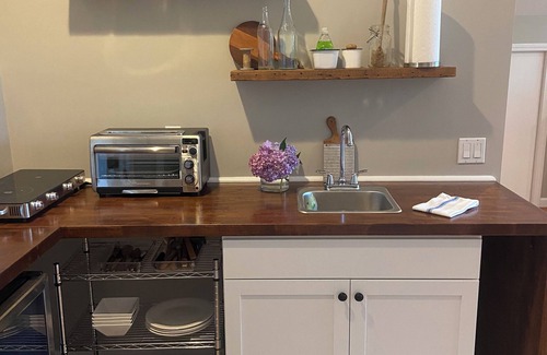 Madison Center Apartment | Beautiful Beachy Guesthouse, Antiques & Charm, 5 Min to Beach & Town