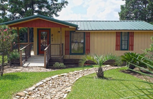 Kennard Cabin | BEAUTIFUL CABIN IN NATIONAL FOREST WITH SCREENED IN PORCH AND POND WITH FOUNTAIN