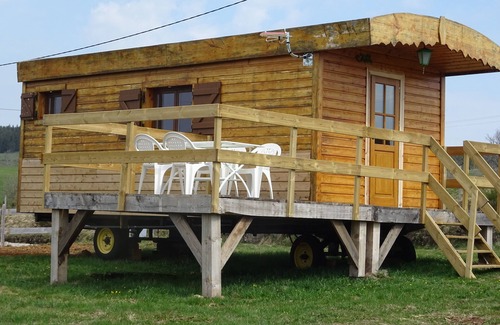 La Tour-dʼAuvergne House | Beautiful chalet type caravan in the heart of the Massif du Sancy