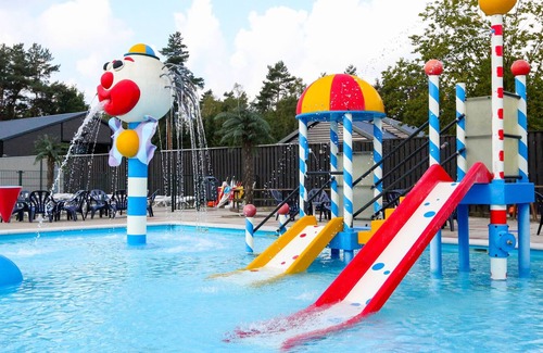 Municipality of Veldhoven Ski Chalet | Beautiful chalet with a terrace, in a holiday park in the Brabant Kempen