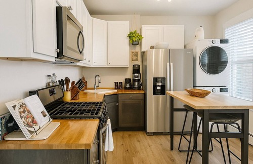 Chicago Apartment | Beautiful Chicago 2BD 1BA, minutes from Downtown!