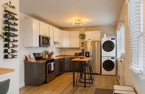 Chicago Apartment | Beautiful Chicago 2BD 1BA, minutes from Downtown!