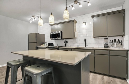 Lawton Apartment | Beautiful Contemporary Suite #07