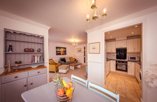 Eastbourne Apartment | Beautiful Dawn - relax with stunning marina views