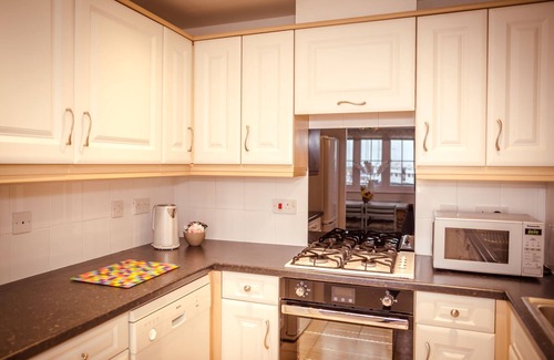 Eastbourne Apartment | Beautiful Dawn - relax with stunning marina views