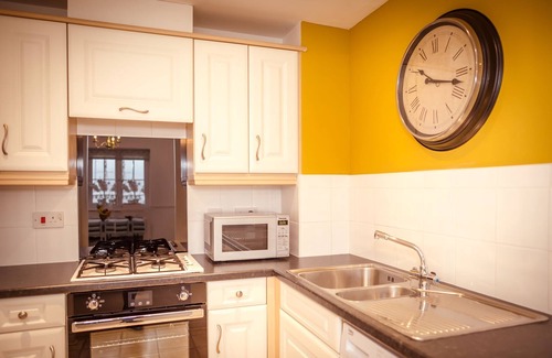 Eastbourne Apartment | Beautiful Dawn - relax with stunning marina views