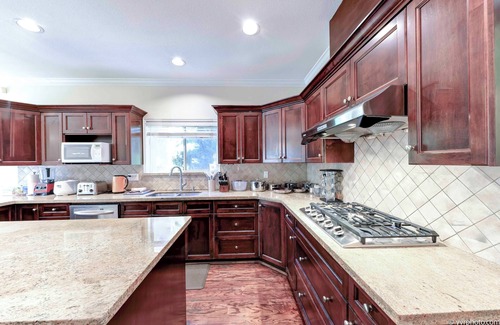 Dunbar House | Beautiful Dunbar 3600 sq ft Home : Perfect Location, Three King Beds, large Yard