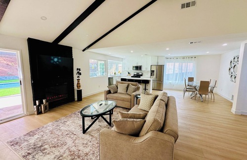 Canyon Country House | Beautiful Family Friendly Canyon Home with Pool & BBQ, 14 mi to Six Flags