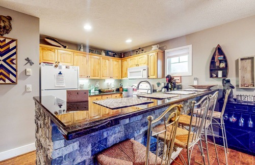 Seven Devils Condo | Beautiful home close to outdoor activities with WiFi, private washer/dryer, deck