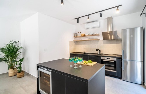 Molunat House | Beautiful home in Molunat with kitchen