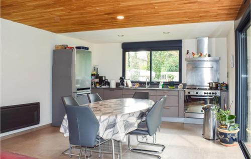 Pradines House | Beautiful Home In Pradines With Kitchen