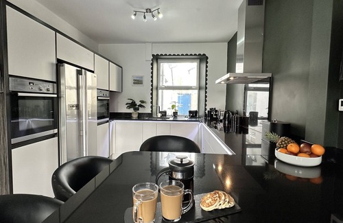 Garn Fadryn House | Beautiful House in picturesque Morfa Nefyn. Sleeps 12 and 2 mins from the beach