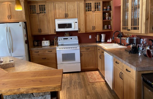 Kamloops Cottage | Beautiful lakefront family home, only 15 minutes to Sun Peaks