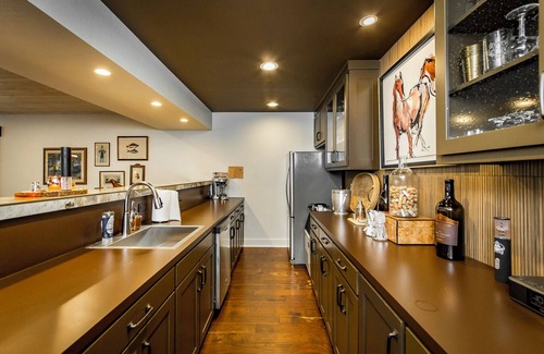 Drasco Cabin | Beautiful Lakefront Lodge. Tannenbaum Lodge - family or business destination.