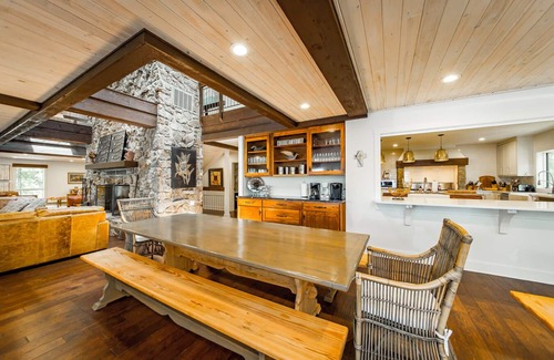 Drasco Cabin | Beautiful Lakefront Lodge. Tannenbaum Lodge - family or business destination.