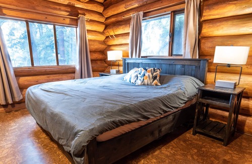 Tappen Cabin | Beautiful Log Cabin in the woods, quick drive to Shuswap Lake