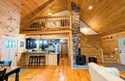 Ellsworth House | Beautiful Log Home - Thanksgiving Week Available - Near Acadia National Park