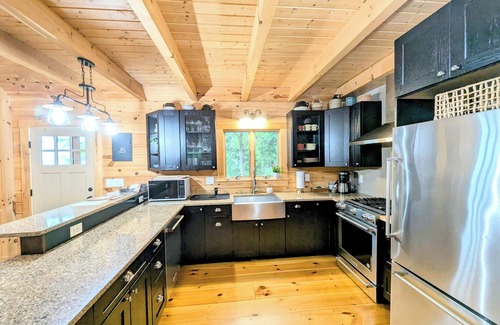 Ellsworth House | Beautiful Log Home - Thanksgiving Week Available - Near Acadia National Park