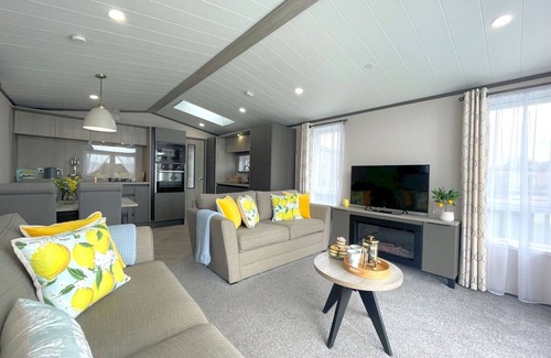 Lockerbie House | Beautiful Luxury Lakeside Lodge Hot Tub Views Pass the Keys