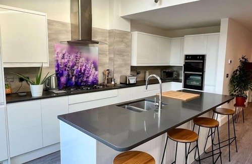Hitchin House | Beautiful modern family home, parking and garden
