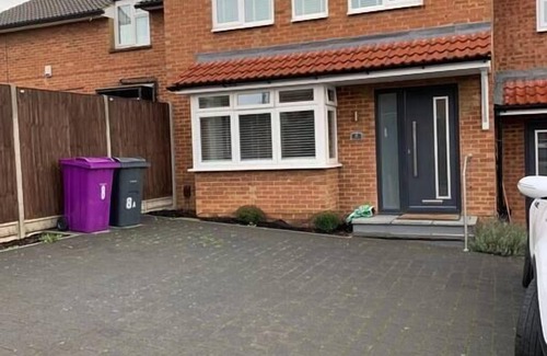 Hitchin House | Beautiful modern family home, parking and garden