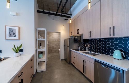 Vista Apartment | Beautiful Modern Studio in DT Vista!