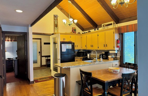 Treeloft House | Beautiful Mountain Views, Steps to the slopes!