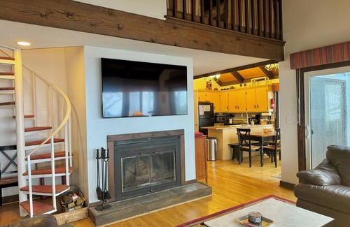 Treeloft House | Beautiful Mountain Views, Steps to the slopes!