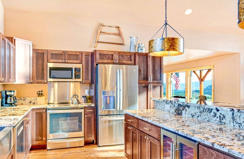 Brewster House | Beautiful Mountain Views, Abundant Wildlife & Dark, Starry Skies