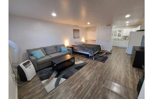 Logan Apartment | Beautiful Newly Renovated Studio Sleeps 2 LC2