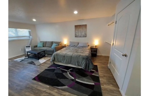 Logan Apartment | Beautiful Newly Renovated Studio Sleeps 2 LC2