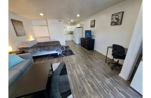 Logan Apartment | Beautiful Newly Renovated Studio Sleeps 2 LC2