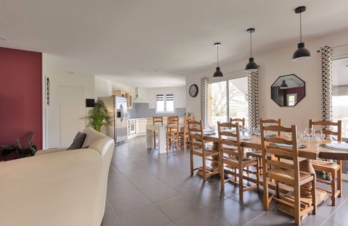 Saint-Martin-de-Seignanx House | Beautiful private villa for 8 guests with A/C, WIFI, pool, TV and terrace