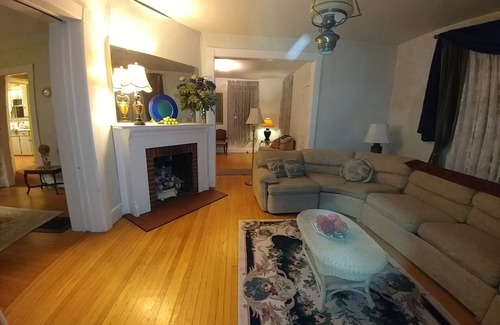 Mount Clemens House | Beautiful private spacious lower flat. Short walk to downtown, close to all.