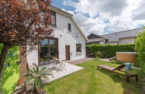 Bredene Villa | Beautiful private villa for 4 guests with hot tub, WIFI, TV and parking