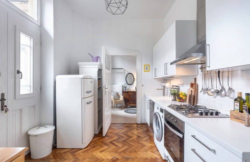 Palace District Apartment | Beautiful, quiet, central flat with A/C,2-6 people, 76 m2